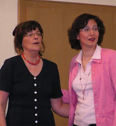 Die "Dame des Hauses", Ruth Finkenbach (Hedwig Lükewille) und Tochter Karin (Andrea Siggemann)